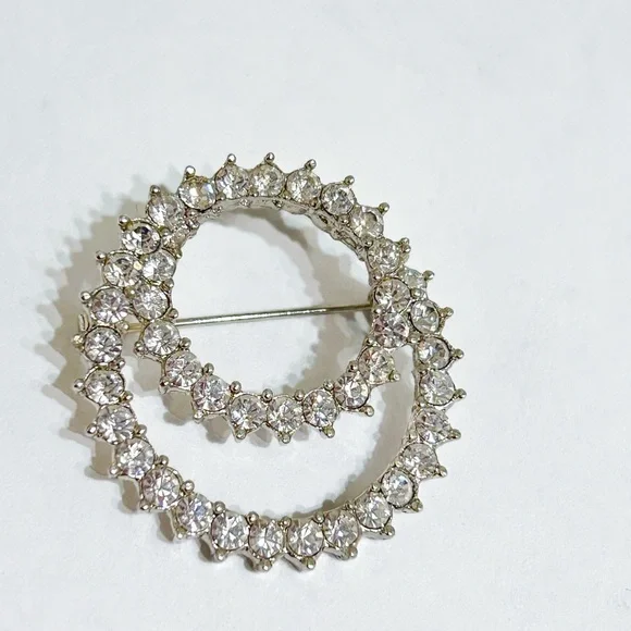 Vintage Clear Crystal Rhinestone Wreath Brooch Pin - Picture 2 of 12